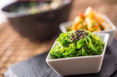 Wakame deniz yosunu ve susam tohumu kayrak gemide salatası.