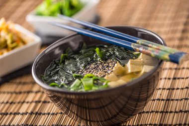 Geleneksel Japon tofu deniz yosunu chopsticks ve Genç soğan ile Miso çorbası.