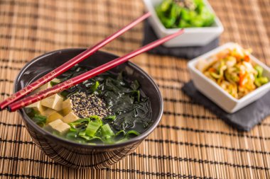 Geleneksel Japon tofu deniz yosunu chopsticks ve Genç soğan ile Miso çorbası.