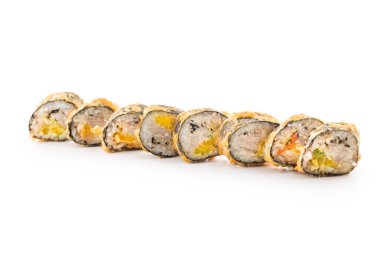 Kızarmış tempura sıcak suşi maki Japon geleneksel yemekleri üzerine beyaz izole.