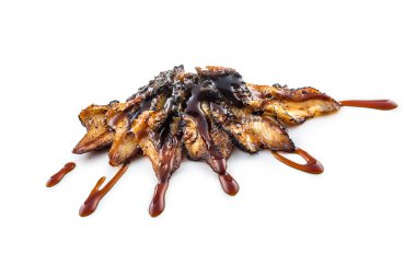 Beyaz arka plan üzerinde izole soya soslu füme yılan balığı parçaları.