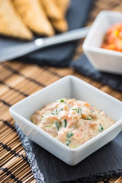 Tost kayrak Yönetim Kurulu ile somon krem tartar.