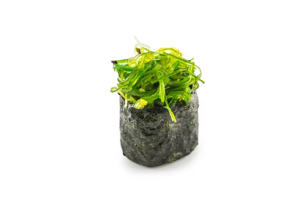 Gunkan 寿司裙带菜海藻日本传统食品在白色背景下分离 — 图库照片