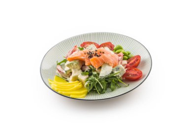 Japon salatası somon ve sebze balık ve beyaz arka plan üzerinde izole chopsticks.