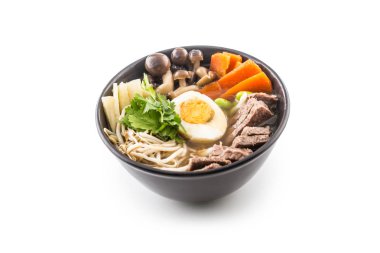 Geleneksel Japon çorba ramen beyaz arka plan üzerinde izole kase.