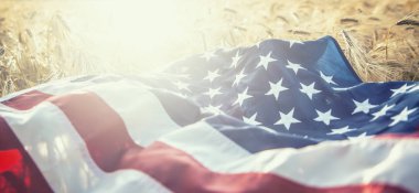 Amerikan bayrağı yalanlar üzerine altın buğday alanı.