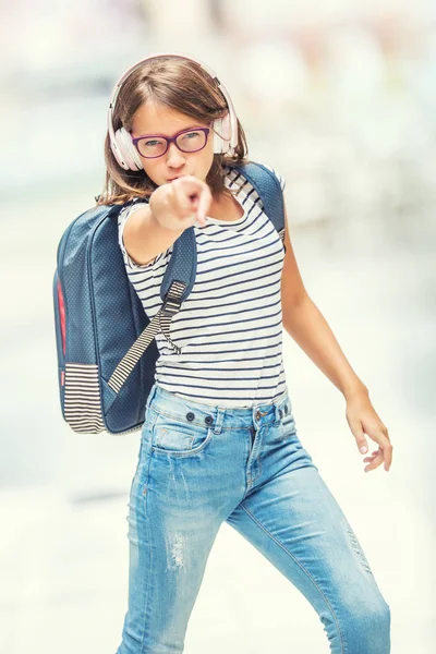 Portret Szalony Piękna Młoda Dziewczyna Słuchawki Plecak — Zdjęcie stockowe