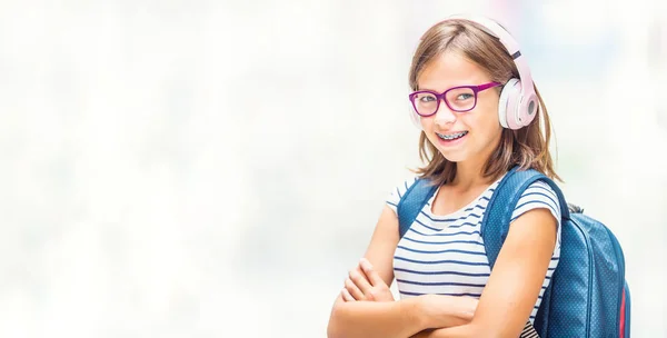 Retrato Niña Adolescente Feliz Moderna Con Ortodoncia Gafas Bolsa Mochila — Foto de Stock