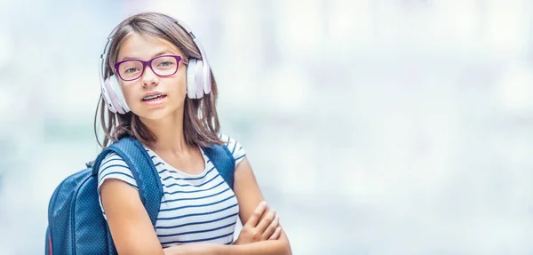 Retrato Moderna Menina Escola Adolescente Feliz Com Aparelho Dental Óculos — Fotografia de Stock