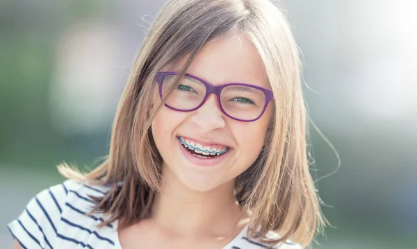 Retrato Menina Sorridente Feliz Com Aparelho Dentário Óculos — Fotografia de Stock