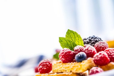 Toz karınca nane yaprakları taze gözleme çilek ile şeker.