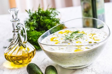 Yunan dip sos veya rendelenmiş salatalık ekşi krema yoğurt zeytinyağı ve taze dereotu ile hazırlanan soyunma cacık.