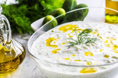 Yunan dip sos veya rendelenmiş salatalık ekşi krema yoğurt zeytinyağı ve taze dereotu ile hazırlanan soyunma cacık.