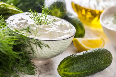 Yunan dip sos veya rendelenmiş salatalık ekşi krema yoğurt zeytinyağı ve taze dereotu ile hazırlanan soyunma cacık.