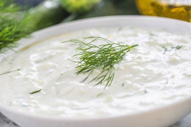 Yunan dip sos veya rendelenmiş salatalık ekşi krema yoğurt zeytinyağı ve taze dereotu ile hazırlanan soyunma cacık.