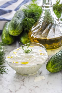 Yunan dip sos veya rendelenmiş salatalık ekşi krema yoğurt zeytinyağı ve taze dereotu ile hazırlanan soyunma cacık.