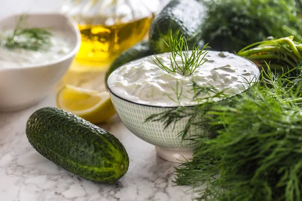 Yunan dip sos veya rendelenmiş salatalık ekşi krema yoğurt zeytinyağı ve taze dereotu ile hazırlanan soyunma cacık.