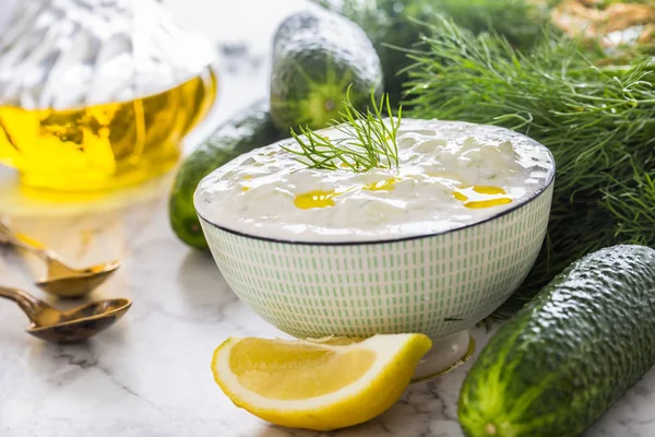 Yunan dip sos veya rendelenmiş salatalık ekşi krema yoğurt zeytinyağı ve taze dereotu ile hazırlanan soyunma cacık.