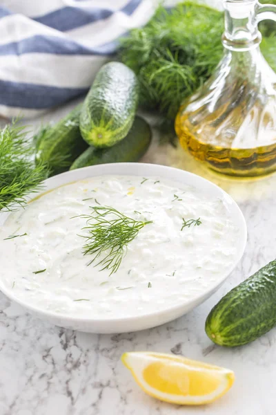 Yunan dip sos veya rendelenmiş salatalık ekşi krema yoğurt zeytinyağı ve taze dereotu ile hazırlanan soyunma cacık.