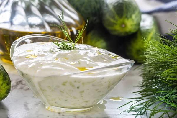 Yunan dip sos veya rendelenmiş salatalık ekşi krema yoğurt zeytinyağı ve taze dereotu ile hazırlanan soyunma cacık.