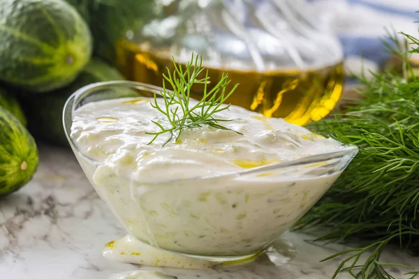 Yunan dip sos veya rendelenmiş salatalık ekşi krema yoğurt zeytinyağı ve taze dereotu ile hazırlanan soyunma cacık.