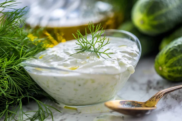 Yunan dip sos veya rendelenmiş salatalık ekşi krema yoğurt zeytinyağı ve taze dereotu ile hazırlanan soyunma cacık.