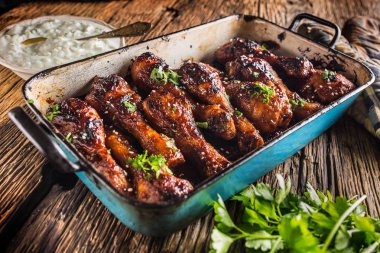 Kavrulmuş ızgara ve Barbekü tavuk budu tavada.