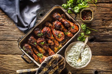 Kavrulmuş ızgara ve Barbekü tavuk budu tzaziki sosu otlar ve dekorasyon ile tavada.