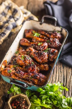 Kavrulmuş ızgara ve Barbekü tavuk budu tavada.