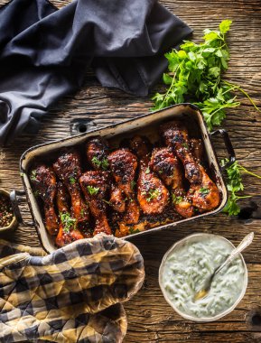 Kavrulmuş ızgara ve Barbekü tavuk budu tzaziki sosu otlar ve dekorasyon ile tavada.