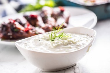 Yunan dip sos veya tavuk budu ile soyunma cacık.