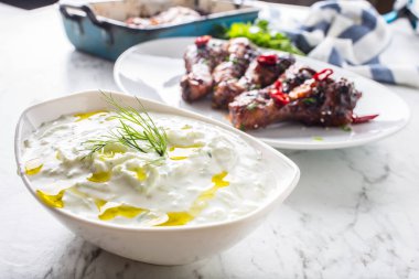 Yunan dip sos veya tavuk budu ile soyunma cacık.