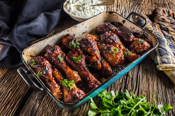 Gegrilde Geroosterde Barbecue Kip Benen Pan Met Tzaziki Saus Kruiden — Stockfoto