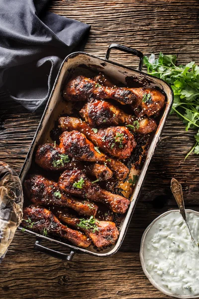 Patas Pollo Asadas Asadas Parrilla Sartén Con Hierbas Salsa Tzaziki — Foto de Stock