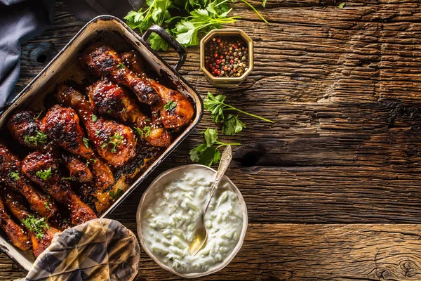 Kavrulmuş ızgara ve Barbekü tavuk budu tzaziki sosu otlar ve dekorasyon ile tavada.