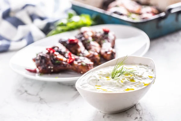 Řeckou Omáčkou Nebo Dresinkem Tzatziki Kuřecích Stehen — Stock fotografie