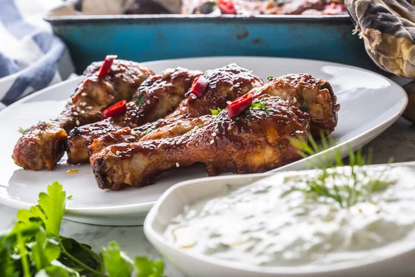 Patas Pollo Asadas Asadas Parrilla Plato Blanco Con Decoración Hierbas — Foto de Stock