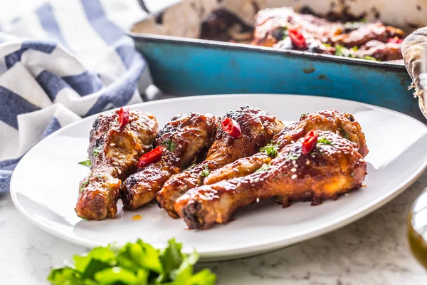 Gegrilde Geroosterde Barbecue Kip Benen Wit Bord Met Kruid Decoratie — Stockfoto