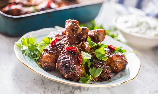 Gegrilde Geroosterde Barbecue Kip Benen Wit Bord Met Kruid Decoratie — Stockfoto