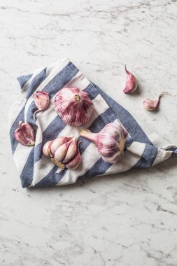 Diş sarımsak ve soğanı beyaz mermer tahta üzerinde.