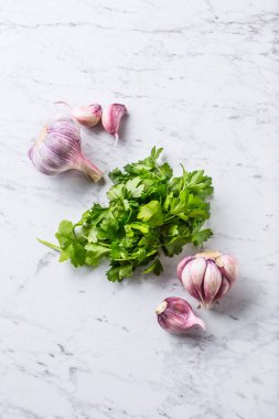 Diş sarımsak ve soğanı maydanoz otlar tuz ve biber ile.