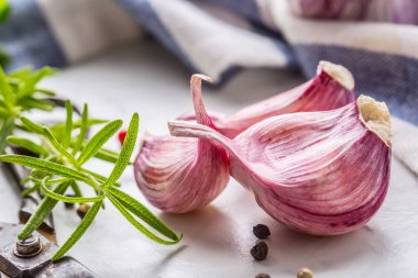 Yakın çekim diş sarımsak ve biberiye tuz ve biber ile ampuller.