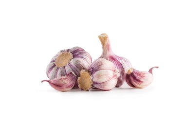 Diş sarımsak ve biberiye ve üzerinde beyaz izole biber ile ampuller.