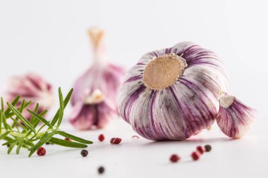 Diş sarımsak ve biberiye ve üzerinde beyaz izole biber ile ampuller.