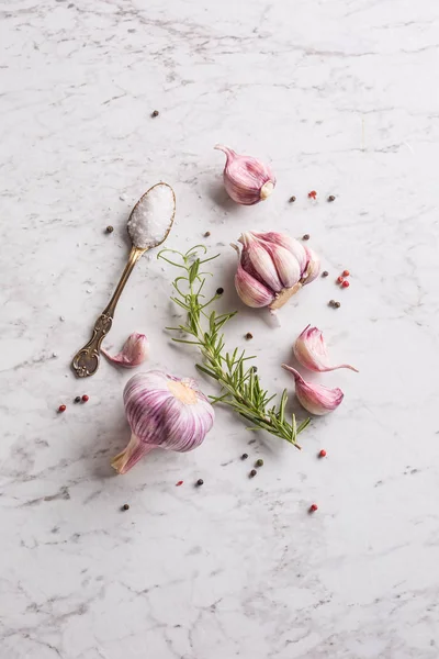 Biberiye tuz ve biber beyaz mermer kurulu ile diş ve ampul sarımsak.