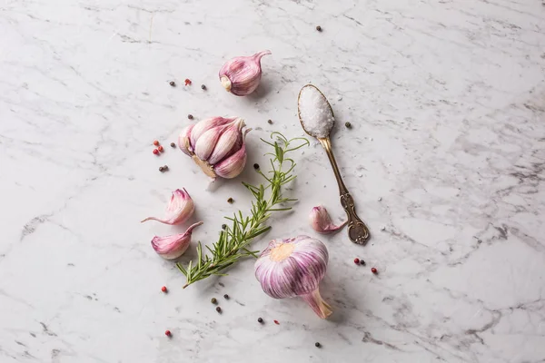 Biberiye tuz ve biber beyaz mermer kurulu ile diş ve ampul sarımsak.