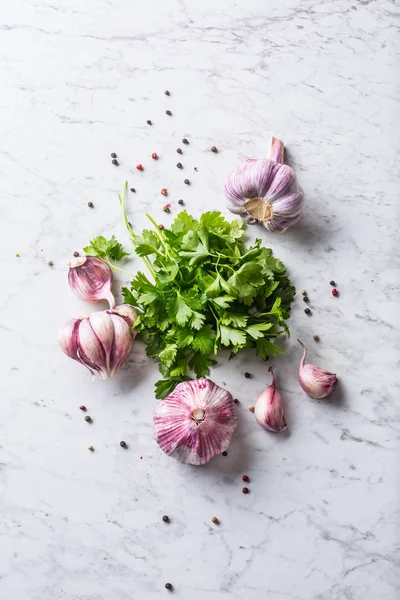 Diş sarımsak ve soğanı maydanoz otlar tuz ve biber ile.