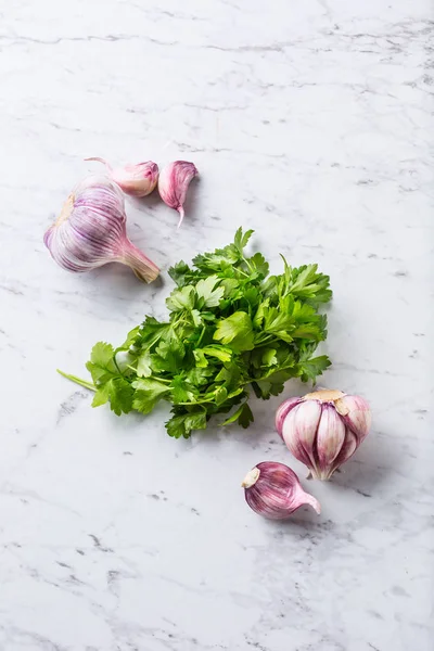 Diş sarımsak ve soğanı maydanoz otlar tuz ve biber ile.