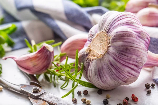 Aglio Primo Piano Chiodi Garofano Bulbi Con Sale Pepe Rosmarino — Foto Stock