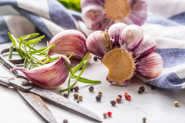 Yakın çekim diş sarımsak ve biberiye tuz ve biber ile ampuller.